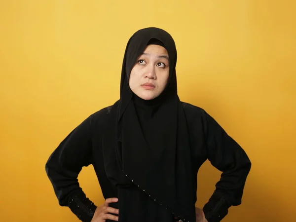 히잡을 아시아 여성은 생각하는 표정을 보여준다 문제의 해결책을 배경에 초상화를 — 스톡 사진
