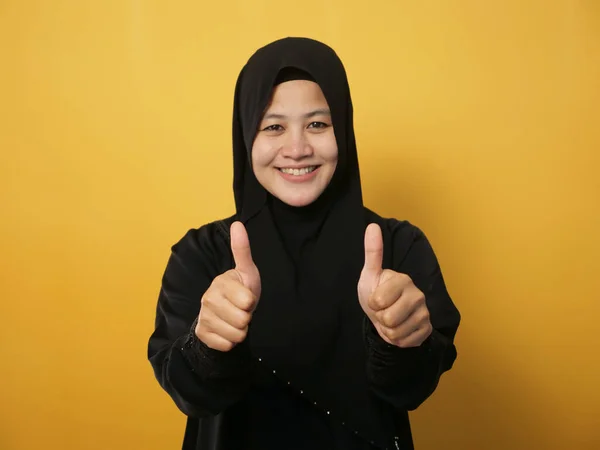 Porträt Einer Jungen Asiatischen Muslimin Hijab Zeigt Geste Mit Erhobenem — Stockfoto