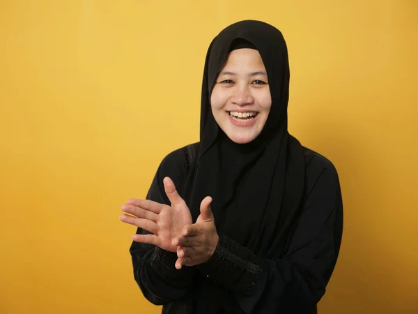Χαρούμενη Ασιάτισσα Μουσουλμάνα Που Φοράει Χιτζάμπ Χαρούμενη Περήφανη Χειρονομία Παλαμάκια — Φωτογραφία Αρχείου