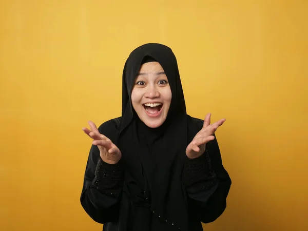 Retrato Linda Joven Musulmana Asiática Con Hijab Muestra Expresión Sorprendida —  Fotos de Stock