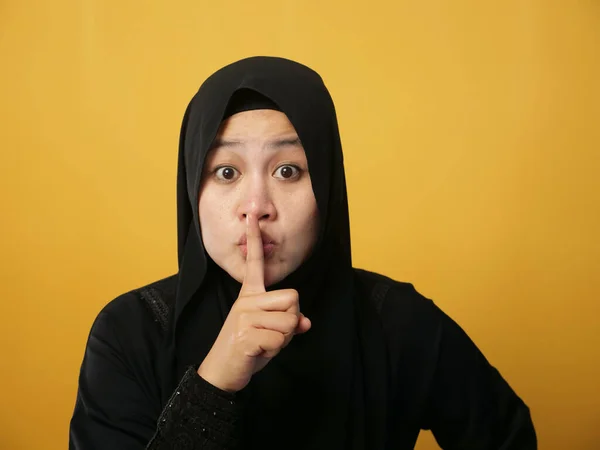 Retrato Una Mujer Musulmana Asiática Que Llevaba Gesto Hijab Shushing —  Fotos de Stock