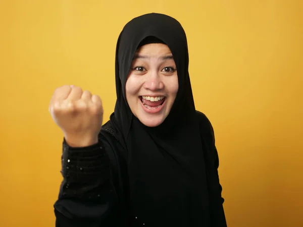 Portré Siker Gyönyörű Muszlim Üzletasszony Viselő Hidzsáb Sikoltozó Mutatja Győztes — Stock Fotó