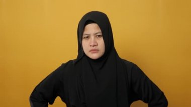 Şüpheli ifadeli, kuşkulu görünümlü, güvensiz, şüpheci Asyalı Müslüman kadının portresi.
