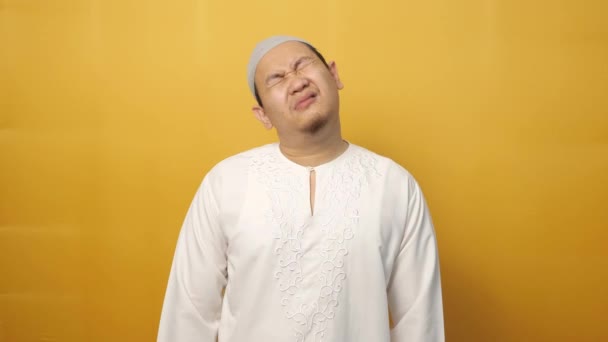 Portret Młodego Muzułmanina Azjatyckiego Cierpi Ból Szyi Żółtym Tle — Wideo stockowe