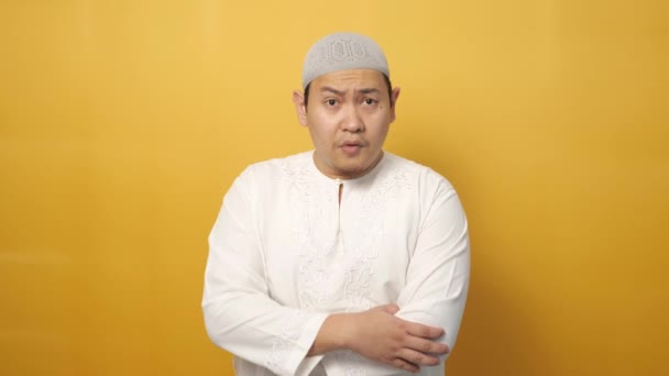 年轻的亚洲穆斯林男子震惊的手势无法相信他所看到的 忧心忡忡的表情在黄色背景下 — 图库视频影像