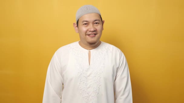 Retrato Homem Muçulmano Vestindo Hijab Olhando Para Câmera Sorrindo Acenando — Vídeo de Stock