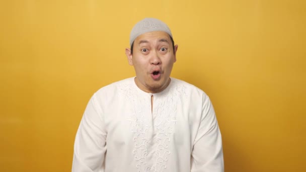 Porträt Eines Erfolgreichen Glücklichen Muslimischen Mannes Der Schreit Und Siegesgeste — Stockvideo