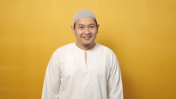 Retrato Joven Feliz Hombre Musulmán Asiático Muestra Los Pulgares Hacia — Vídeo de stock