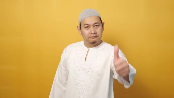 Portrét Mladého Šťastného Asijského Muslima Ukazuje Palce Nahoru Gesto Usmívající — Stock video