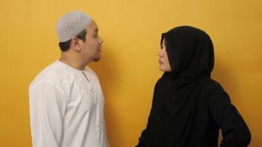 Asyalı Müslüman çift kavga ediyor, tartışıyor ve birbirlerine bağırıyorlar. Evlilik kavramında kötü bir ilişki.