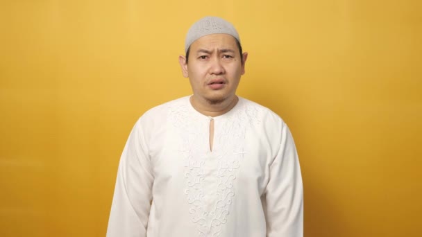 Asiatisk Muslimsk Mand Kigger Kameraet Med Trist Beklagelse Udtryk Skuffet – Stock-video