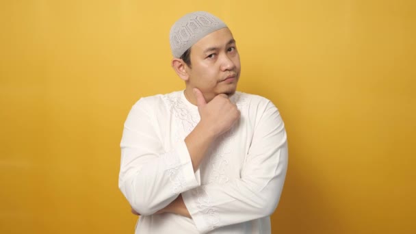Ritratto Giovane Divertente Attraente Asiatico Musulmano Mostra Espressione Sconvolta Shoo — Video Stock