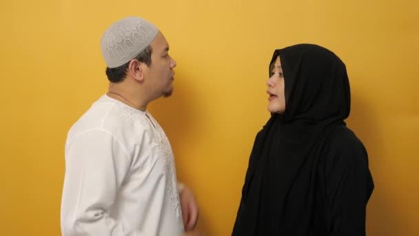 Азиатская Мусульманская Пара Муж Жена Ссорятся Спорят Кричат Друг Друга — стоковое видео