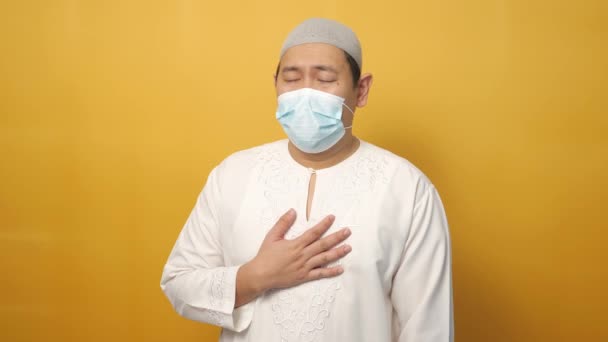 Masculino Musulmán Asiático Llorando Rezando Dios Contra Coronavirus Covid Enfermedad — Vídeo de stock