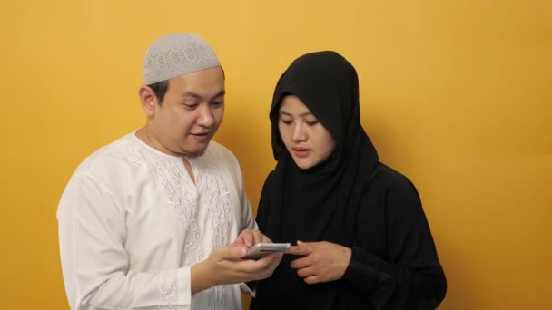 Retrato Pareja Musulmana Asiática Sorprendida Sorprendida Ver Algo Teléfono Inteligente — Vídeo de stock