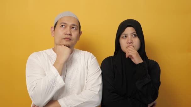 Portrett Lykkelig Asiatisk Muslim Par Som Smiler Ser Opp Drømmer – stockvideo