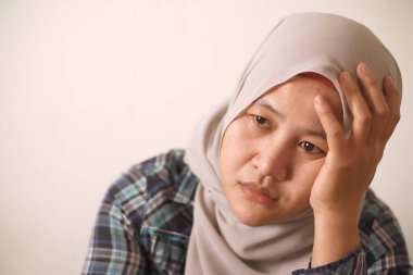 Üzücü bunalımlı Asyalı Müslüman kadın hayatında kötü bir şey olduğunu düşünüyor. Stres, dışavurum, finansal ya da ilişki sorunları kavramı.