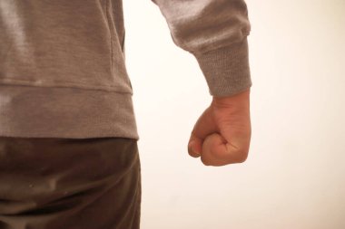 Kavramsal, kavramsal, eli kolu bağlı, dövüşmeye ya da yumruklamaya hazır, beyaz arka planda tanınmayan biri.