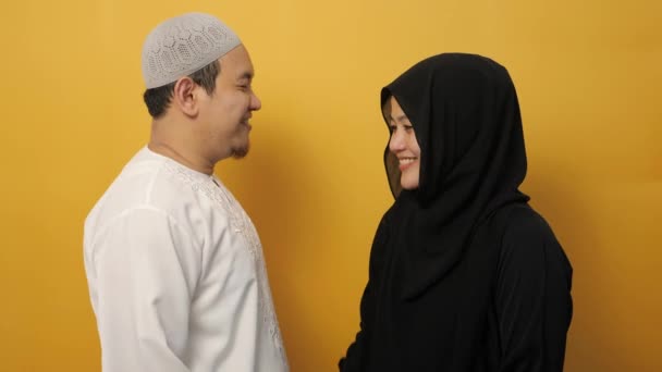 Pasangan Muslim Asia Yang Bahagia Mengucapkan Salam Meminta Maaf Dan — Stok Video