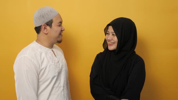 Gelukkig Aziatische Moslim Paar Zoek Naar Elkaar Glimlachen Man Vrouw — Stockvideo