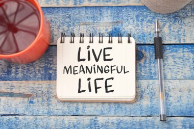 Yaşam Anlamlı Yaşam, ahşap arka plan, hayat ve iş motivasyon konseptine karşı kitap üzerine yazılmış metin yazıları