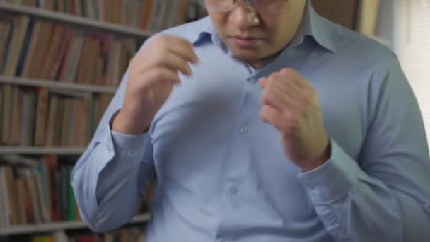 Boze Aziatische Zakenman Die Zijn Handpalm Stompt Gekke Uitdrukking Close — Stockvideo