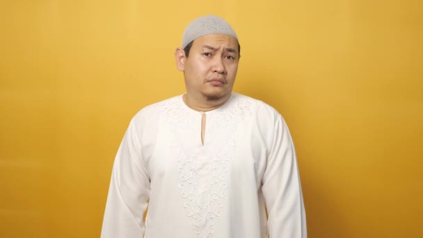 Porträtt Asiatiska Muslimska Mannen Visar Vägran Eller Förnekande Gest Axelryckningar — Stockvideo