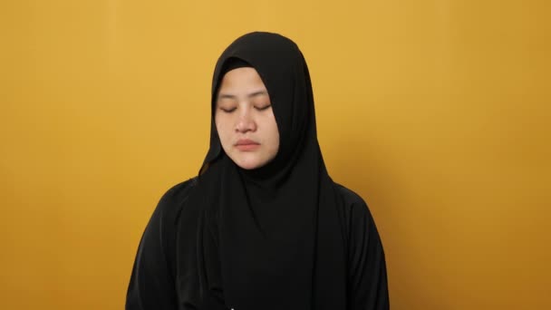 Smutna Piękna Azjatycka Muzułmanka Hidżabie Patrząca Obiektyw Potrząsająca Głową Niezgoda — Wideo stockowe