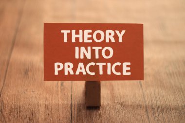 Kuram pratiğe, yazı tipi kağıda, hayata ve işe yönelik motivasyon konseptine yazıldı