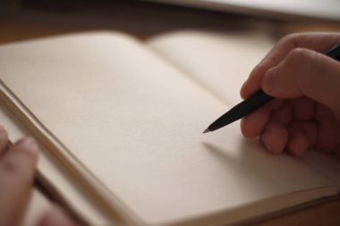 Boş kitap kağıdına el ele tutuşup yazma işini kapat, kaleme odaklan.