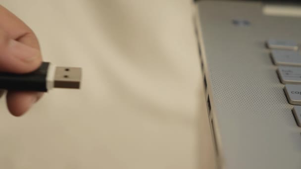 Человек Вставлять Подключи Флэш Диск Порт Usb Ноутбуке Персональный Компьютер — стоковое видео
