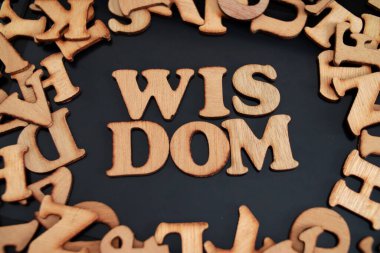 Bilgelik, yazı tipografisi ahşap, hayat ve iş motivasyon konsepti üzerine yazılmış.