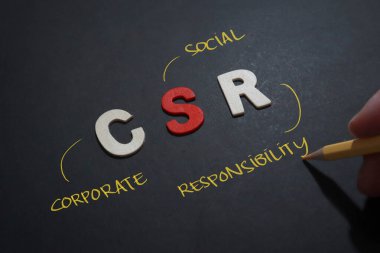 CSR Kurumsal Sosyal Sorumluluk, ahşap harfler üzerine yazılmış metin sözcükleri tipografi, yaşam ve iş motivasyonu ilham verici kavram