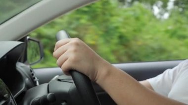 Direksiyondaki sürücünün elleri, araba konsepti, seçici odaklı resmi kapat