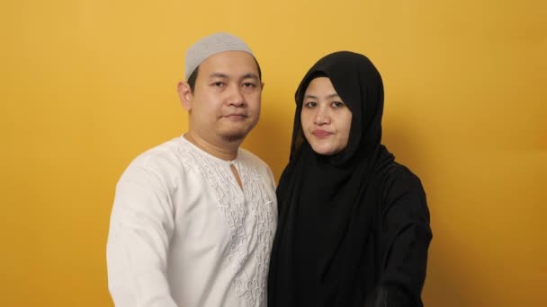 Portrait Asian Muslim Couple Looking Camera Shows Thumbs Gesture Disagreement — Stock Video