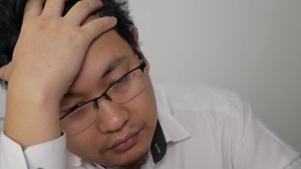 Gestresste Depressieve Aziatische Zakenman Krabben Zijn Hoofd Bezorgd Zijn Probleem — Stockvideo
