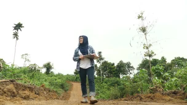 Asijský Muslim Žena Supervisor Checking Nový Otevřený Road Construction Plan — Stock video
