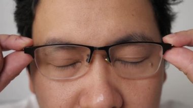 Gözlüklü bir adamın yakın plan görüntüsü, görüş sorunu konsepti.