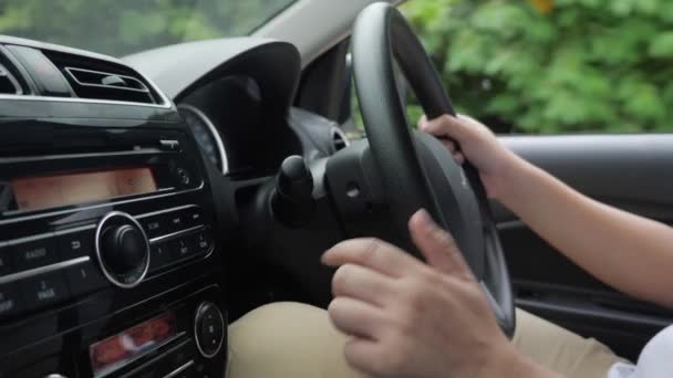 汽车音响系统上司机按下按键的关闭图像 在旅行过程中听音乐 — 图库视频影像