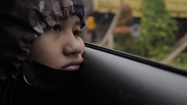 Lazy Moe Aziatisch Meisje Zitten Auto Reis Kijken Buiten Het — Stockvideo
