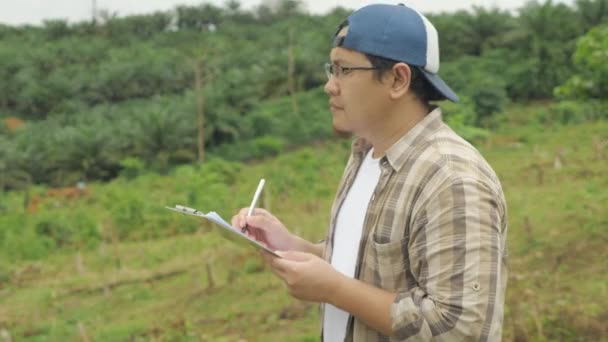 Asiatische Mann Umweltschützer Forscher Bei Der Arbeit Der Natur Schreiben — Stockvideo