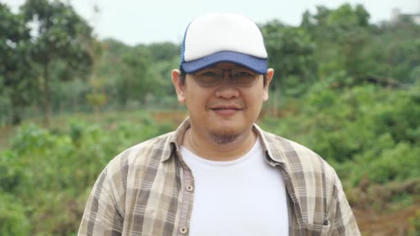 Porträt Eines Glücklichen Asiatischen Mannes Mit Hut Der Bei Tageslicht — Stockvideo