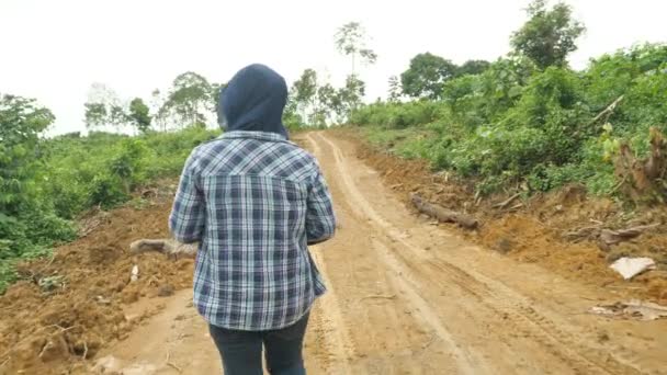 Asiático Muçulmano Feminino Supervisor Verificando Novo Projeto Plano Construção Estrada — Vídeo de Stock