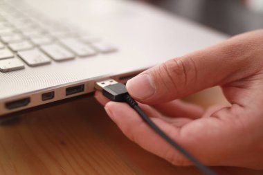 Dizüstü bilgisayardaki USB portuna el ile veri aktarım konseptini ekle