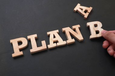 Plan A 'yı B' ye çevir, yazı karakterini siyah arkaplan, yaşam ve iş motivasyon kavramı üzerine ahşap harflerle yaz