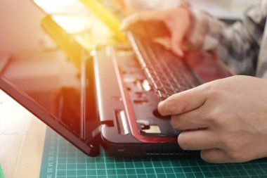 Bozuk dizüstü bilgisayarı tamir etmeye çalışan teknisyen mühendislerine yaklaş. Bilgisayar onarımları ve geliştirme kavramı