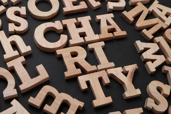 Charita Textová Slova Typografie Psaná Dřevěným Písmenem Černém Pozadí Motivační — Stock fotografie
