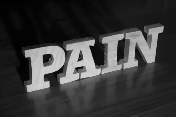 Schmerz Textworttypografie Mit Holzbuchstaben Auf Schwarzem Hintergrund Lebens Und Geschäftsnegativ — Stockfoto