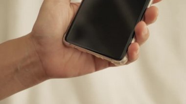 Akıllı telefona USB kablosu tak, şarj et veya cep telefonuna veri transferi yap, kapat