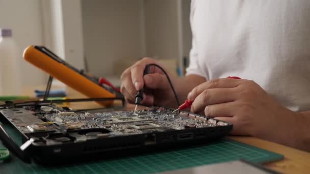 Close Van Technicus Ingenieur Proberen Gebroken Laptop Repareren Computer Reparaties — Stockvideo